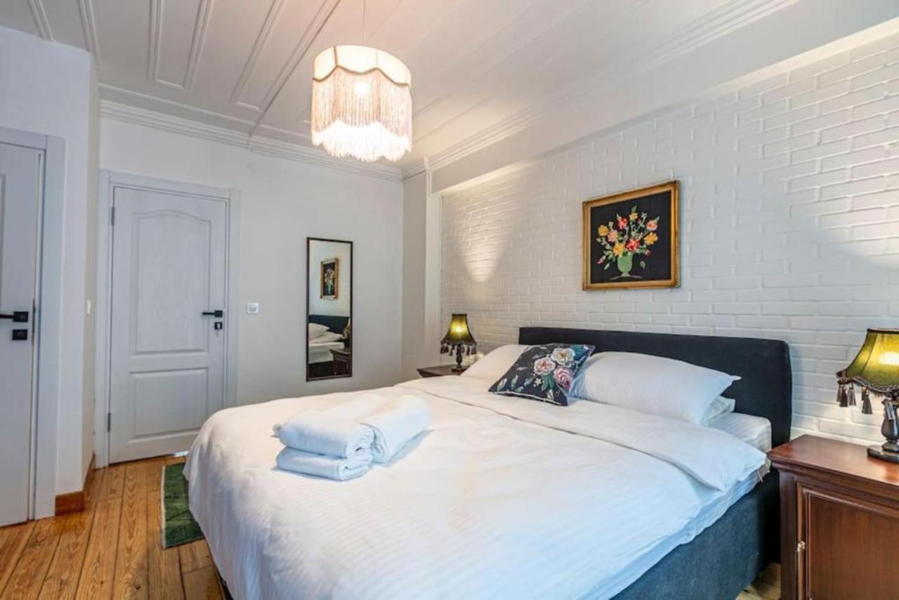 Historical 4-Br Home Steps From Besiktas Stadium & Bosphorus Views - Prime Nisantasi Location! Istambul Exterior foto